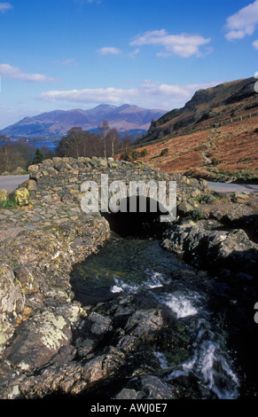 Ashness Brücke berühmte Ikone in der Nähe von Keswick Seenplatte Cumbria England UK GB EU Europa Stockfoto