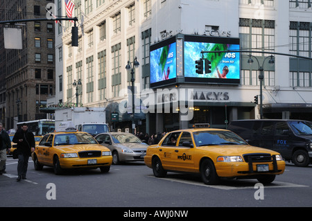 Die Ecke der 34th Street und Seventh Avenue in Manhattan. Stockfoto