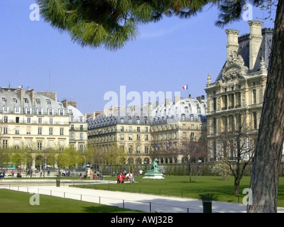 Frankreich-Ile de France Paris Jardin des Tuileries und Teilansicht des Louvre Stockfoto