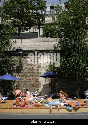 Frankreich-Paris-Paris-Plage Sonnenanbeter entspannen am Strand Stockfoto