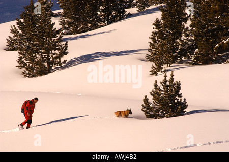 Bergrettung und Hund Skigebiet Soldeu Andorra Stockfoto