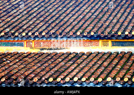 Asien Fernost Vietnam, Hue Mausoleum, traditionelle architektonische Detail des Musters von gefliestem Dach Stockfoto