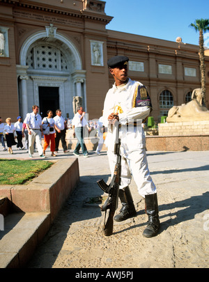 Bewaffneten Guard außerhalb des Nationalen Archäologie Museum Kairo Ägypten Nordafrika Stockfoto