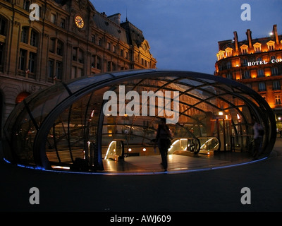 Frankreich St Lazare u-Bahn-Station Eingang mit Glasüberdachung Stockfoto