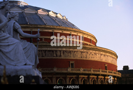 Detail der Royal Albert Hall in der späten Nachmittagssonne, London, UK zeigt Fresko und Dach Stockfoto