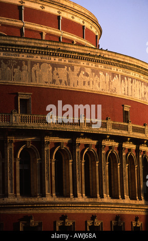 Detail der Royal Albert Hall in der späten Nachmittagssonne, London, UK zeigt Fresko und Dach Stockfoto