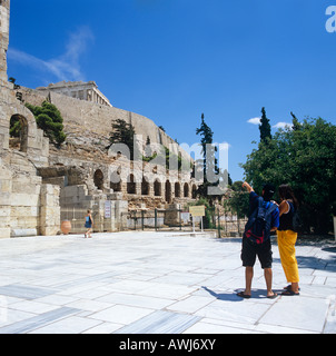 Seitenansicht mit Touristen das Odeon des Herodes Atticus den Akropolis Athen Griechenland Hellas Stockfoto