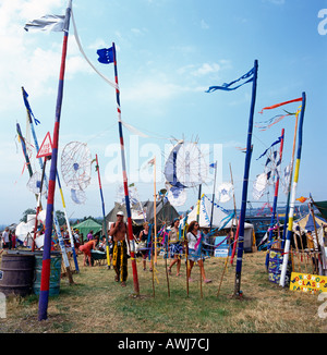 Sammlung von Fahnen am Glastonbury Festival Somerset UK Europe Stockfoto