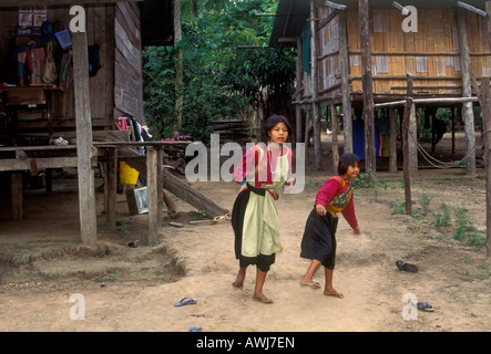 2, 2, Lisu Mädchen tanzen, Lisu Mädchen, Mädchen tanzen, ethnische Minderheit, Hill Tribe, Hill Tribe, Provinz Chiang Mai, Thailand, Südostasien, Asien Stockfoto