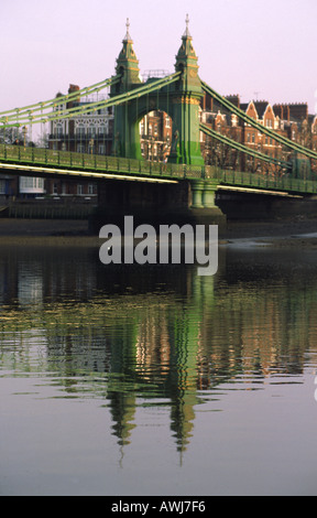 Blick auf Hammersmith Hängebrücke in Westlondon spiegelt sich in den Fluss Themse, England, UK Stockfoto