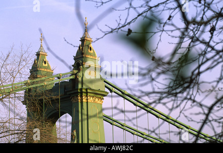 Tele Blick auf Hammersmith Hängebrücke im Westen Londons auf dem Fluss Themse, England, UK Stockfoto