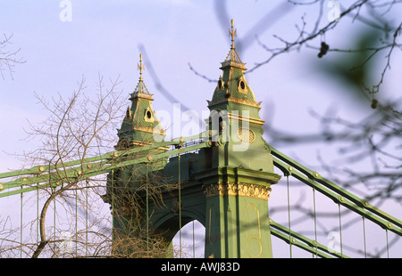 Tele Blick auf Hammersmith Hängebrücke im Westen Londons auf dem Fluss Themse, England, UK Stockfoto