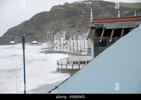 Dachziegel der Belle Vue Hotel Aberystwyth Wales in den starken Winden auf Mittwoch, 12. März 2008 abgeblasen Stockfoto