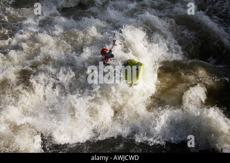 Kanu in Wellen in der Nähe von Henley on Thames River Thames zwischen Buckinghamshire und Berkshire England UK Stockfoto