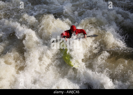 Kanu in Wellen in der Nähe von Henley on Thames River Thames zwischen Buckinghamshire und Berkshire England UK Stockfoto