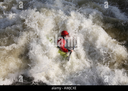 Kanu in Wellen in der Nähe von Henley on Thames River Thames zwischen Buckinghamshire und Berkshire England UK Stockfoto