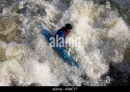 Kanu in Wellen in der Nähe von Henley on Thames River Thames zwischen Buckinghamshire und Berkshire England UK Stockfoto