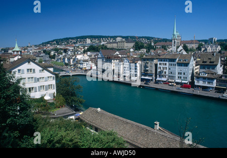 Erhöhte Ansicht der Fluss fließt durch die Stadt, Fluss Limmat, Zürich, Schweiz Stockfoto