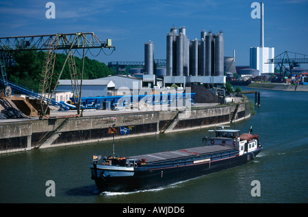 Containerschiff im Fluss, Rhein, Düsseldorf, Deutschland Stockfoto