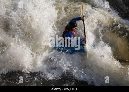 Kanu in Wellen in der Nähe von Henley on Thames River Thames zwischen Buckinghamshire und Berkshire England UK Stockfoto