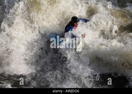 Kanu in Wellen in der Nähe von Henley on Thames River Thames zwischen Buckinghamshire und Berkshire England UK Stockfoto