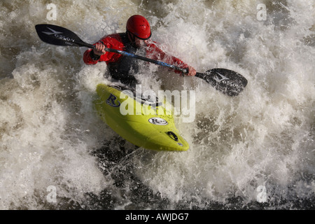 Kanu in Wellen in der Nähe von Henley on Thames River Thames zwischen Buckinghamshire und Berkshire England UK Stockfoto