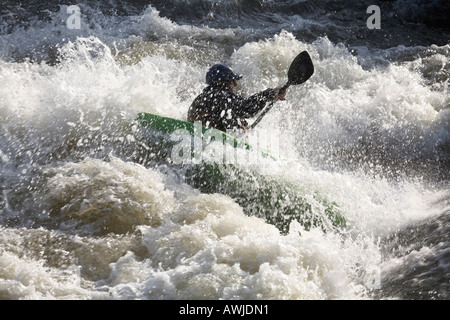 Kanu in großen Wellen in der Nähe von Henley on Thames auf Themse zwischen Buckinghamshire und Berkshire England UK Stockfoto