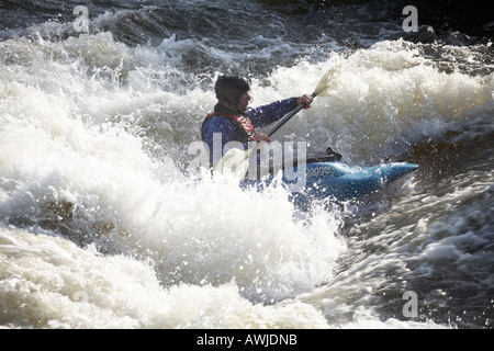 Kanu in großen Wellen in der Nähe von Henley on Thames auf Themse zwischen Buckinghamshire und Berkshire England UK Stockfoto