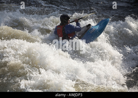 Kanu in großen Wellen in der Nähe von Henley on Thames auf Themse zwischen Buckinghamshire und Berkshire England UK Stockfoto