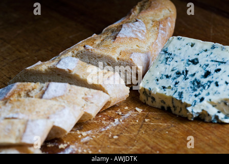 Stock Foto des geschnittenen französischen Stick mit einem Klumpen Auvergne Käse Stockfoto