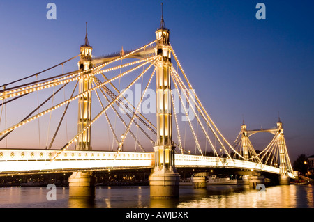 Albert Bridge überquert die Themse in Chelsea London England UK nachts beleuchtet Stockfoto