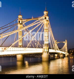 Albert Bridge überquert die Themse in Chelsea London England UK nachts beleuchtet Stockfoto