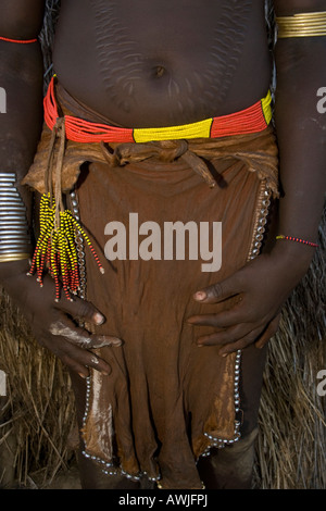 Lederrock und Scarification Patter auf eine Frau von der Hamer Stamm, Turmi, Omo River Valley, Äthiopien Stockfoto