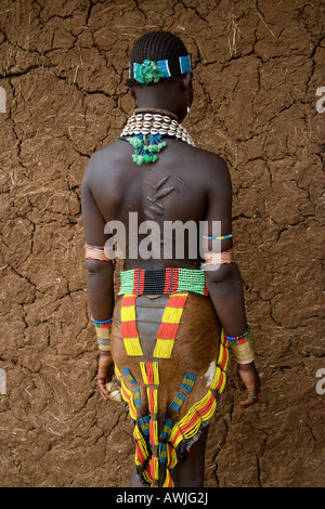 Striemen von Peitschen auf der Rückseite einer jungen Frau der Hamer Stamm, Gambela, Omo River Valley, Äthiopien Stockfoto