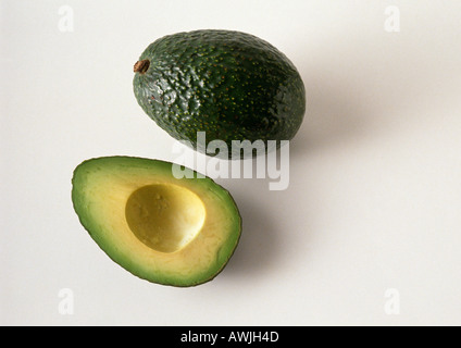 Avocado und Avocado halb Stockfoto