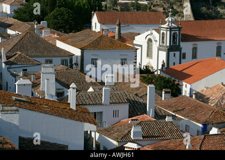 Rote spanische Fliesen Dächer von Óbidos Portugal und der Glockenturm einer Kirche und Kirchturm Stockfoto