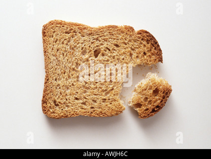 Scheibe Brot mit Stück abgebrochen, Nahaufnahme Stockfoto