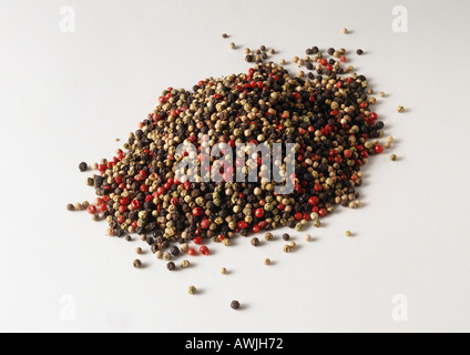 Haufen von rote, schwarze und weiße Pfefferkörner Stockfoto