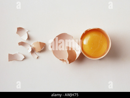 Eigelb in Eierschale Stockfoto