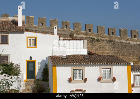 Bunte Häuser in der Nähe der Stadtmauer innerhalb der ummauerten Zitadelle Ortschaft Óbidos Portugal Stockfoto