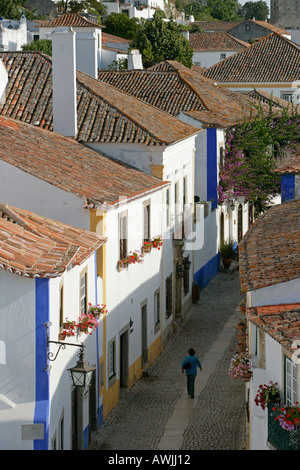 Engen gepflasterten Gassen und roten spanischen Fliesen Dächer von Óbidos Portugal Obidos ist eine befestigte Zitadelle Dorf westlich von Lissabon Stockfoto