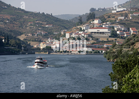 Ein Fahrgastschiff Tour verlässt das Dorf Pinhão auf einer Tour des Douro-Tals in Zentral-Nord Portugal Stockfoto