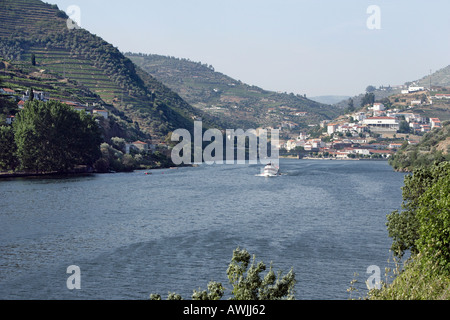 Ein Fahrgastschiff Tour verlässt das Dorf Pinhão auf einer Tour des Douro-Tals in Zentral-Nord Portugal Stockfoto