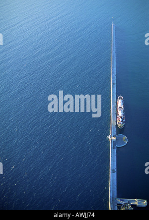 Luftaufnahme des Schiff angedockt am Quay im Hafen Stockfoto