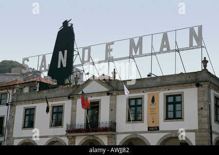 Die Sandeman Port Wine Lodge in Nova de Gaia Porto Portugal Stockfoto
