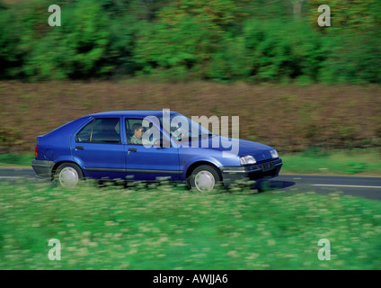 Blaues Auto in Bewegung Stockfoto