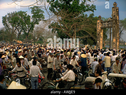 Straße voller Menschen auf Fahrrädern und Rikschas, Vietnam Stockfoto