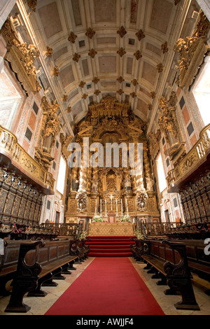 A stark geschnitzt und vergoldet verändern im Inneren der Kathedrale von Porto Portugal Stockfoto