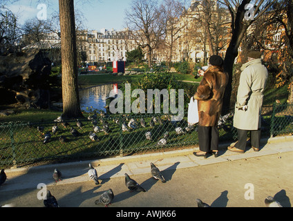 Frankreich, Paris, paar und Tauben im park Stockfoto