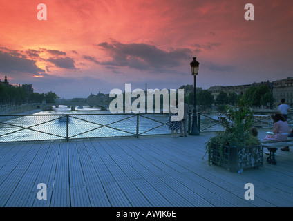 Frankreich, Paris, Sonnenuntergang über Ufer von Pont des Arts gesehen Stockfoto